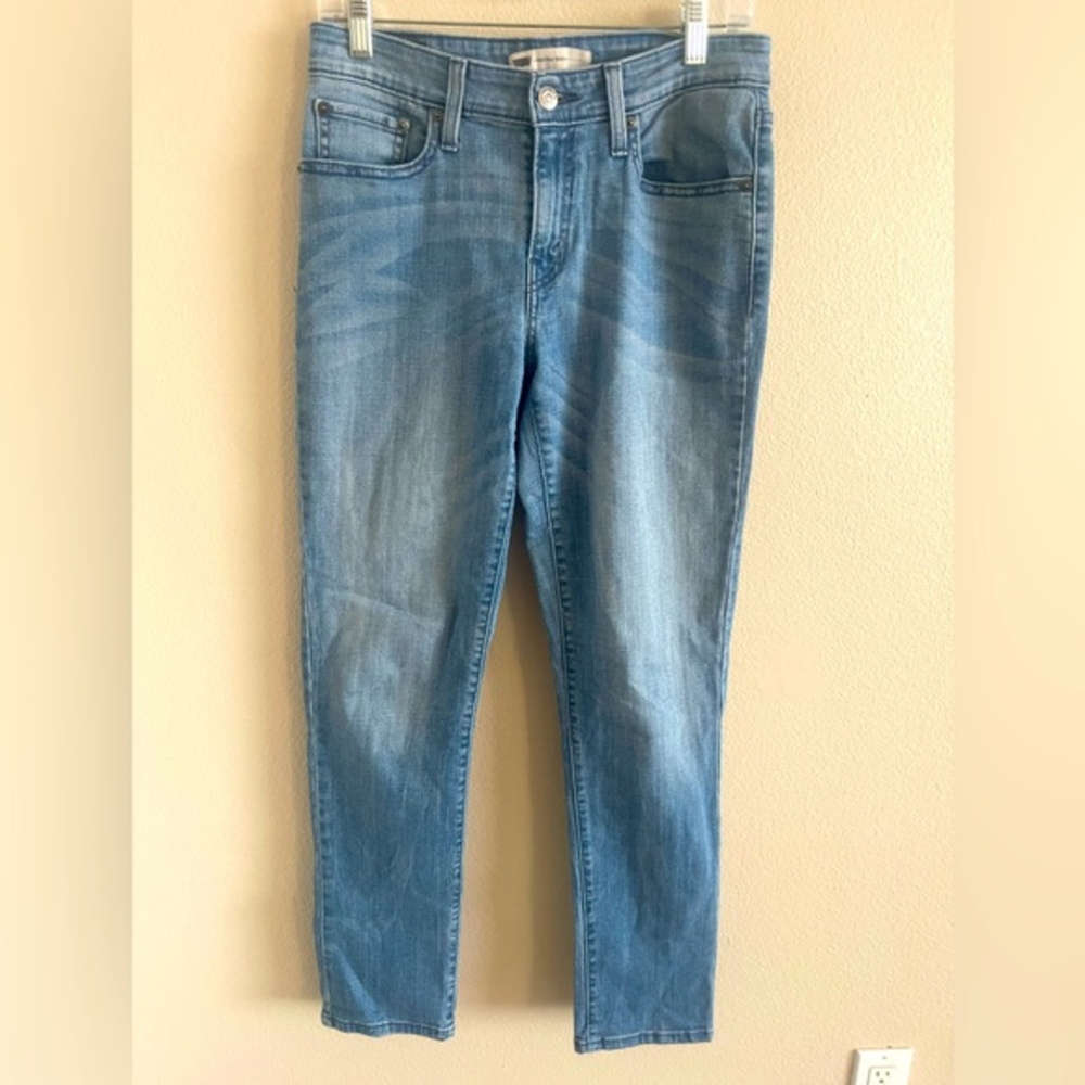 Levi’s Woman Mid Rise Skinny‎ Light Denim Wash 29x32 Jeans